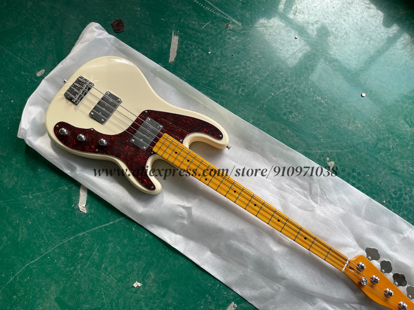 Bass Guitar Fretless - Cream bass, 4 string bass, fixed